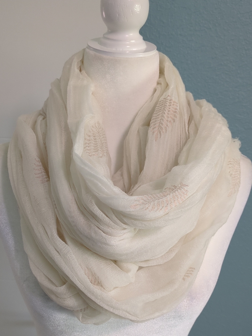 J. McLaughlin Cream Lightweight Wool Shimmery Leaves Print Off White Large